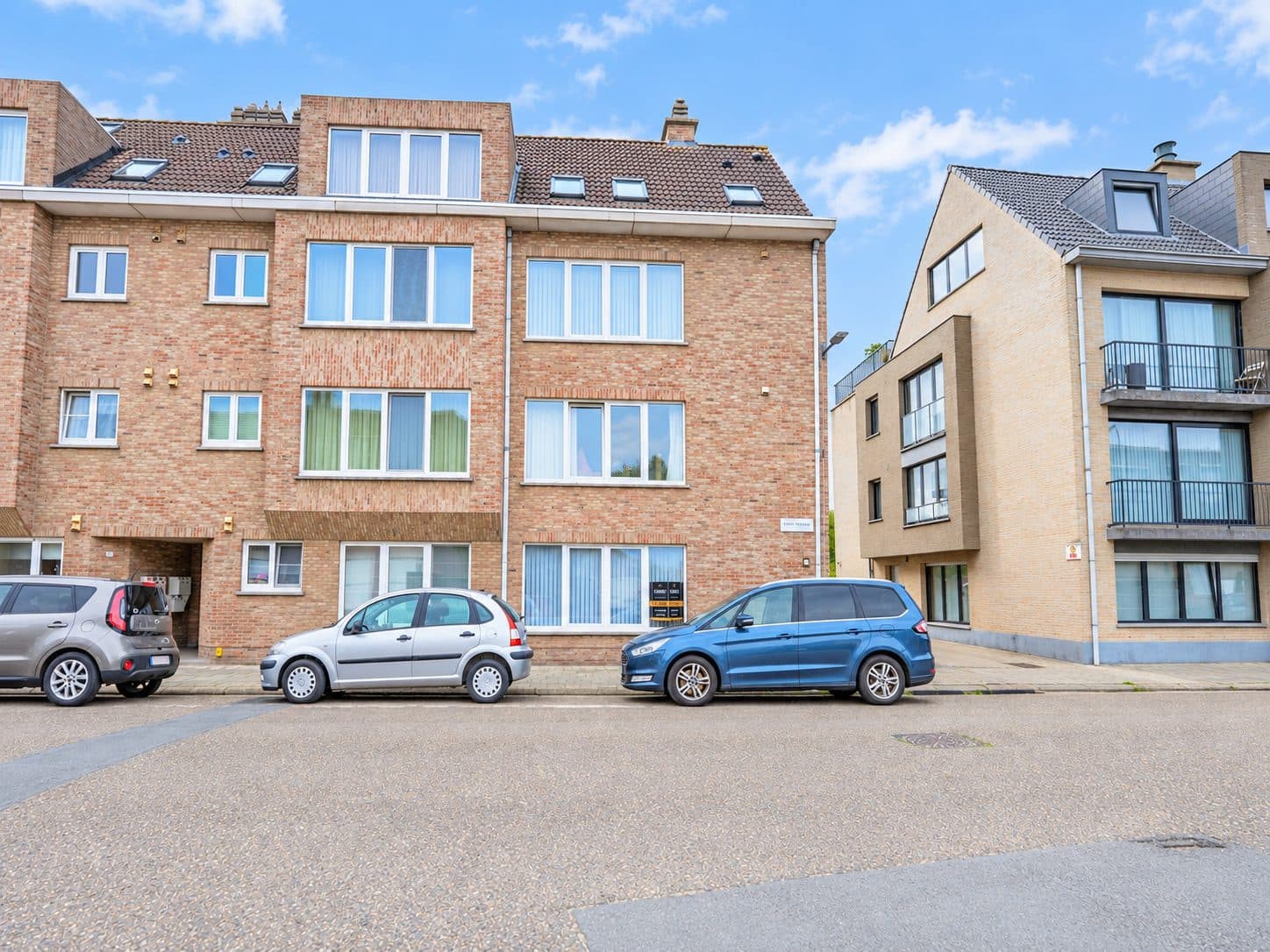 Gelijkvloers 2-slpk appartement met tuin + 2 garageboxen